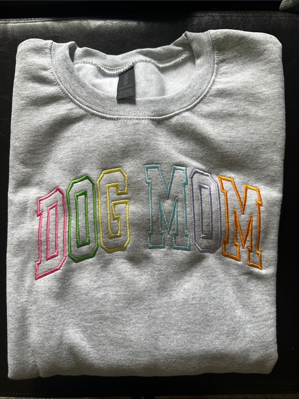 "Dog Mom" Embroidered Crewneck Sweatshirt - Gray